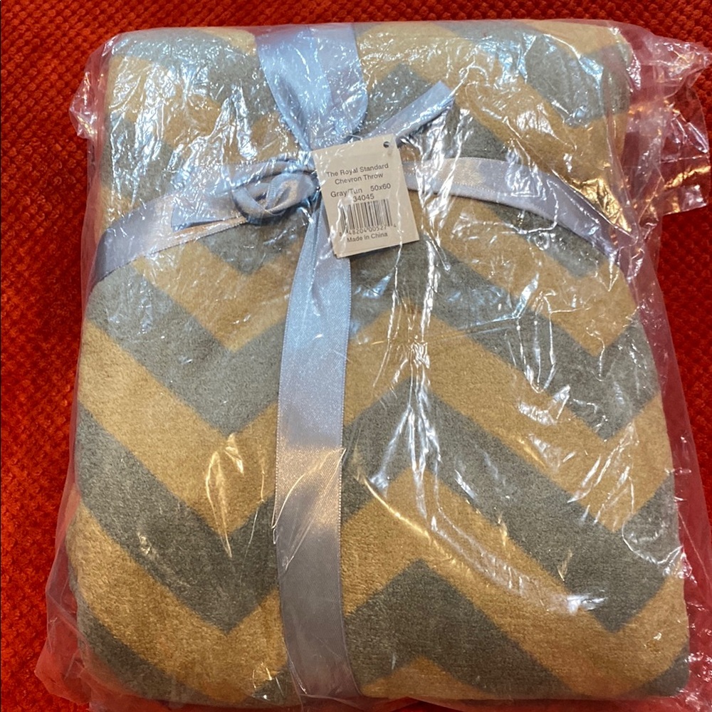 NWT The Royal Standard Chevron Patterned Throw Blanket 50x60 - Picture 1 of 4
